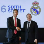 Alan Waxman, cofundador y principal ejecutivo de Sixth Street, junto al presidente del Real Madrid, Florentino Pérez