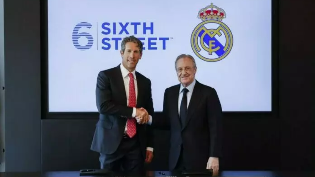 Alan Waxman, cofundador y principal ejecutivo de Sixth Street, junto al presidente del Real Madrid, Florentino Pérez
