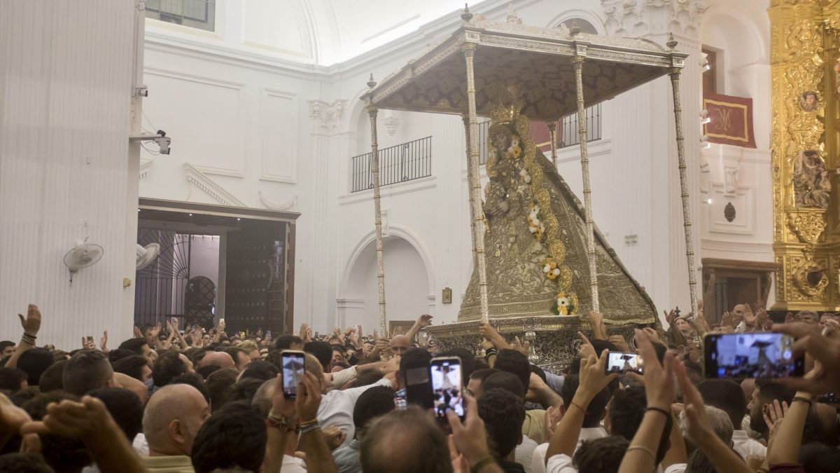 La Virgen del Rocío procesiona por Almonte (Huelva) tras el tradicional salto a la reja a las 2.55 horas