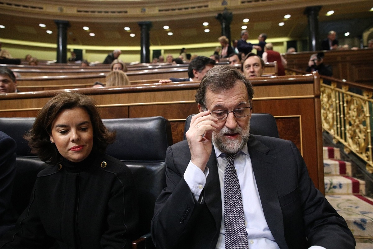 El despacho de Saénz de Santamaría defiende a varios afectados por el hachazo a las renovables de Rajoy