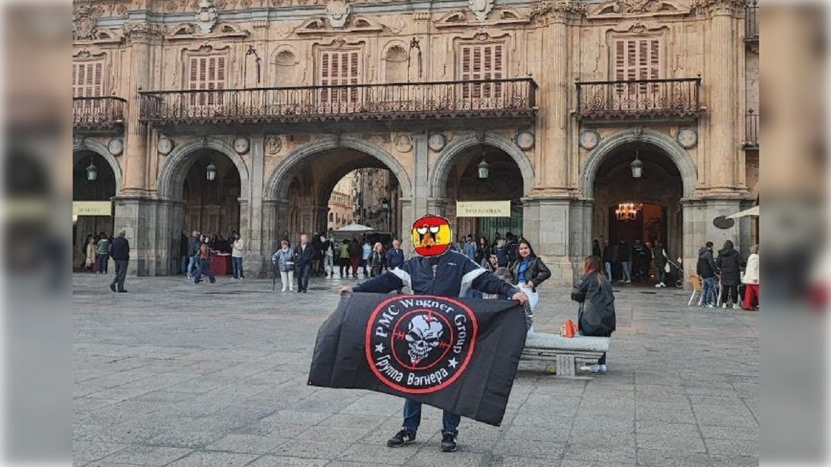 Un individuo sostiene la bandera de Wagner en la Plaza Mayor de Salamanca