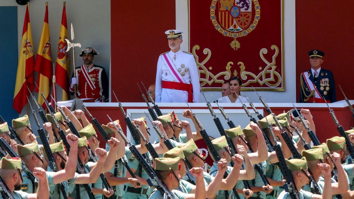 Los reyes Felipe y Letizia durante el desfile del Día de las Fuerzas Armadas, este sábado en Granada