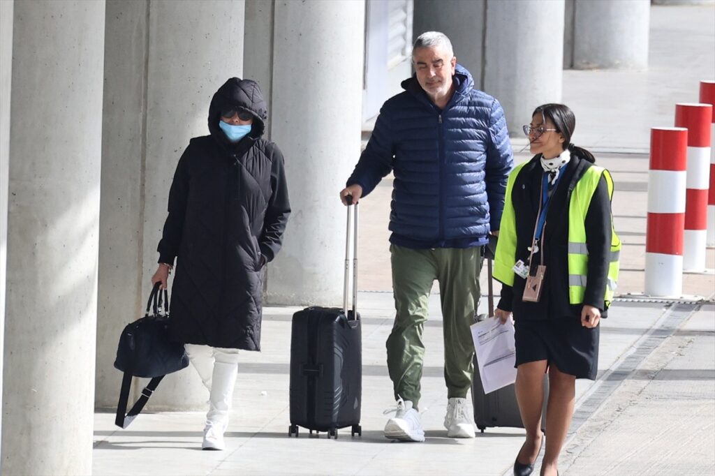 Agustín e Isabel Pantoja tratando de pasar desapercibida en el aeropuerto el pasado mes de marzo