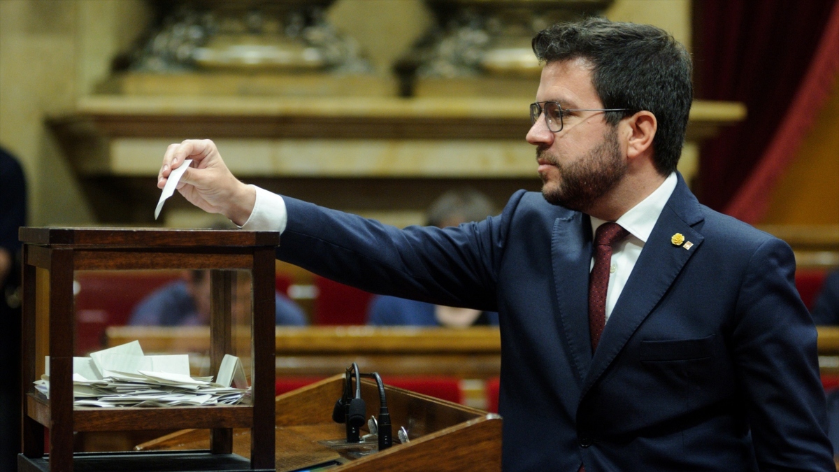 El presidente de la Generalitat, Pere Aragonès, vota la elección de la presidenta del Parlament, en el Parlament