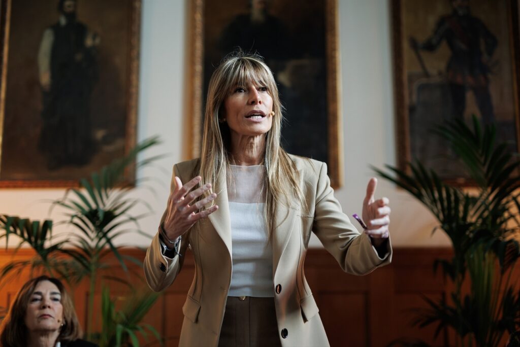 Begoña Gómez interviene en una mesa redonda como directora de la Cátedra Extraordinaria de Transformación Social Competitiva de la UCM