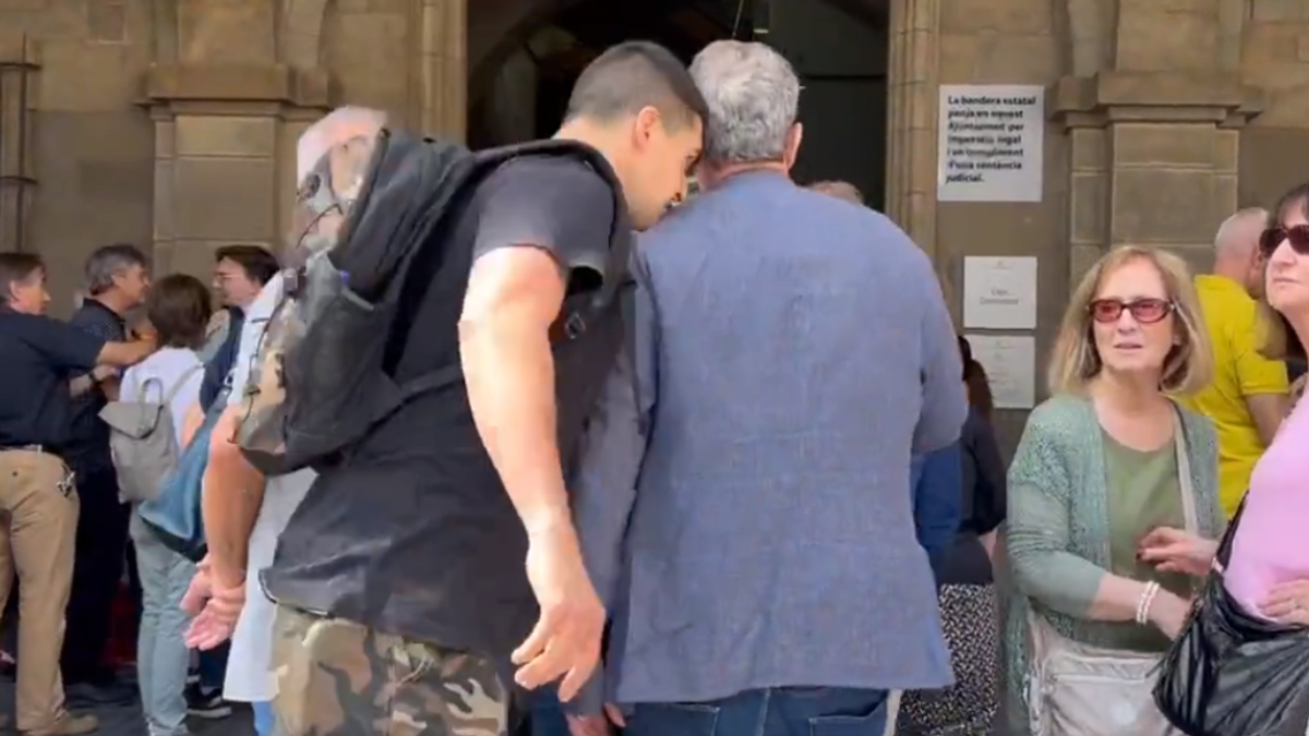 El portavoz de Vox en el Parlament es agredido mientras acudía a la toma de  posesión en Manresa