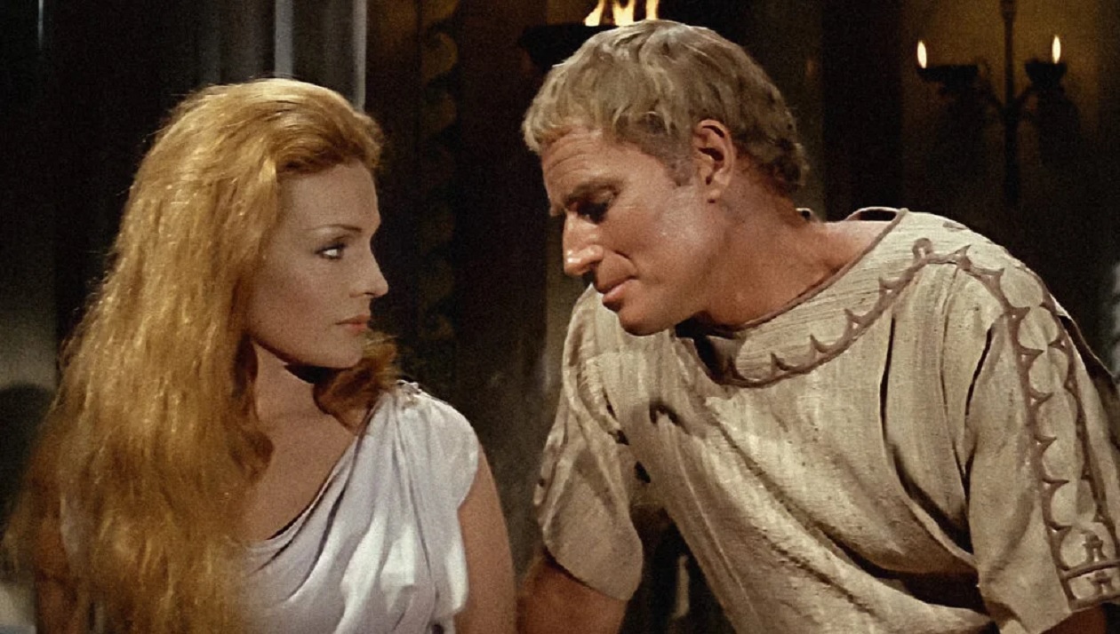 Carmen Sevilla y Charlton Heston en la película Marco Antonio y Cleopatra en 1972