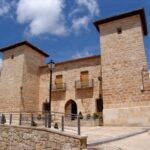 Así es Celadas: el pueblo de Teruel con un parque de amistad ruso al que va Feijóo para apoyar a su alcaldesa