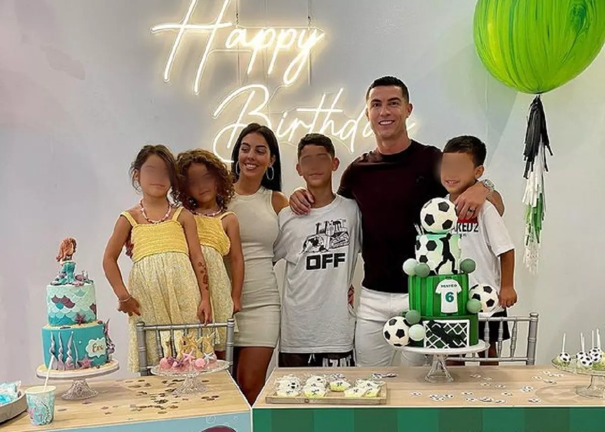 Cristiano Ronaldo y Georgina Rodríguez con sus hijos