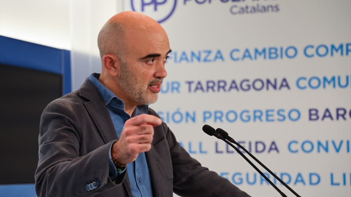 El candidato del PP a la alcaldía de Barcelona, Daniel Sirera, en rueda de prensa.