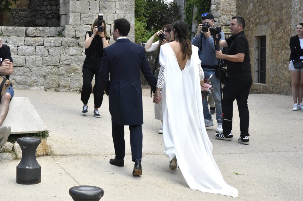 Detalle de la espalda y la capa del vestido de novia de Claudia Collado