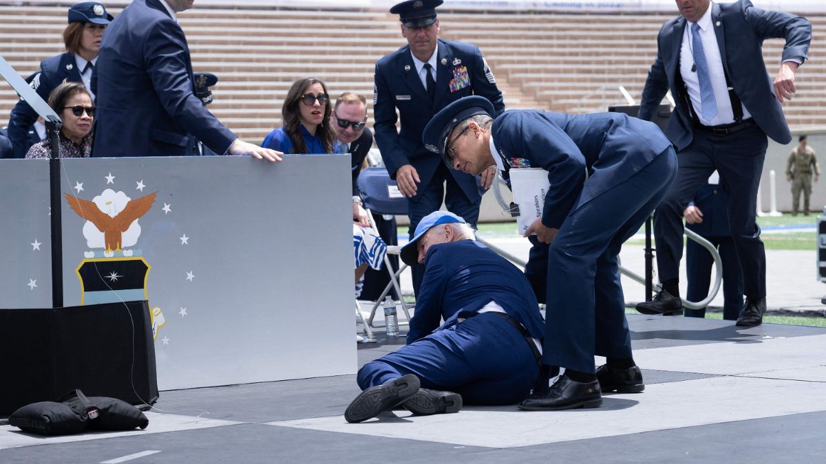 El presidente estadounidense Joe Biden sufre una nueva caída en una ceremonia de graduación.