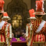 Los Seises realizan su tradicional baile durante la misa del Corpus Christi celebrada este jueves en el interior de la Catedral de Sevilla.