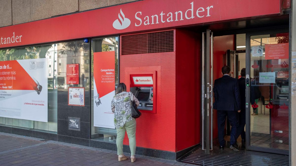 Una persona opera en un cajero del Banco Santander, en una imagen de archivo.