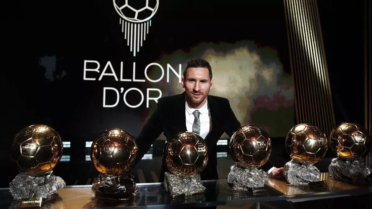 Leo Messi posando con sus seis balones de oro.
