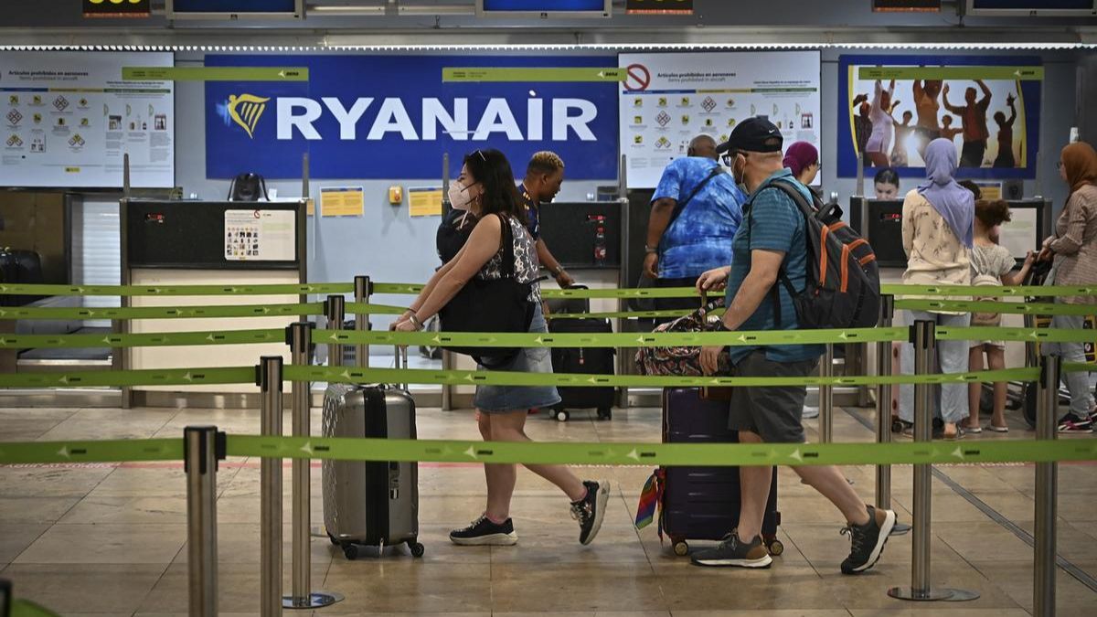 La OCU denuncia a Ryanair y Vueling por engañar a sus clientes.