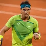 El tenista español Rafa Nadal celebra un punto durante su duelo de cuartos de final contra Novak Djokovic en Roland Garros 2022.