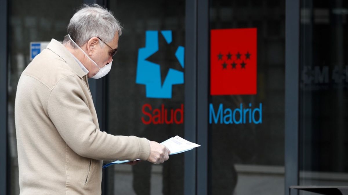 Un hombre protegido con una mascarilla llega al hospital La Paz de Madrid..