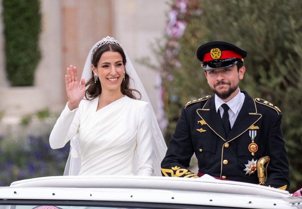 El príncipe Al Hussein bin Abdullah II  y su novia Rajwa al Saif en su boda