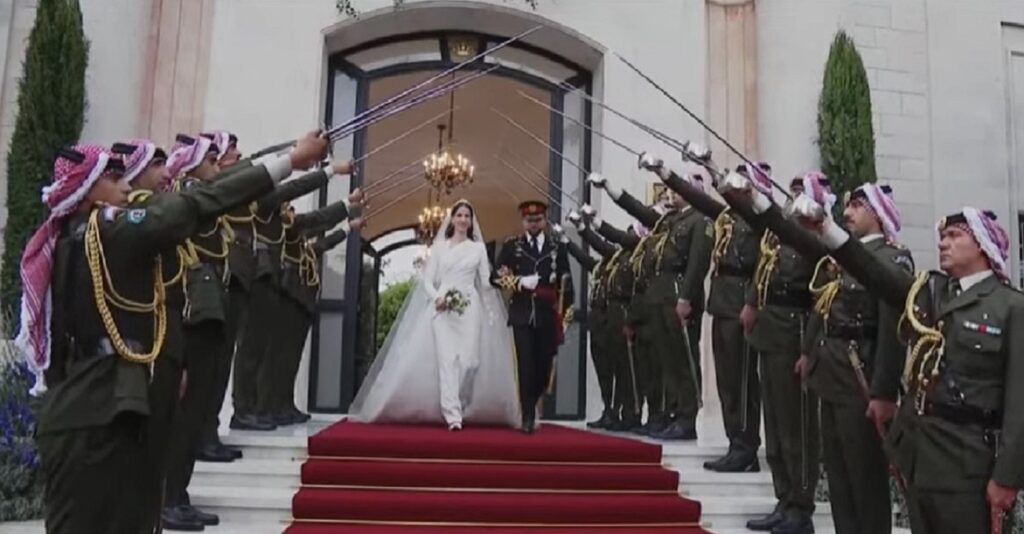 El príncipe Hussein y Rajwa Al Saif tras la celebración de su boda