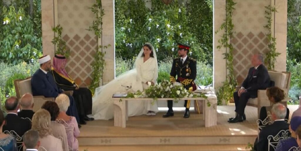 El príncipe Hussein y la novia, la arquitecta saudí Rajwa Al Saif, en su boda