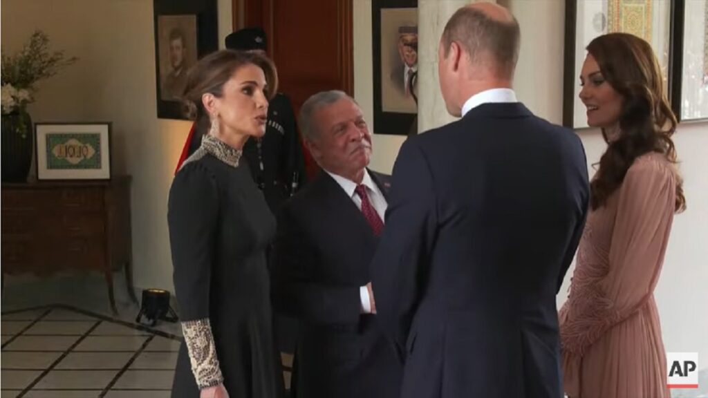 El rey Abdalá y Rania de Jordania saludan al príncipe Guillermo y Kate Holmes en la boda del príncipe Hussein