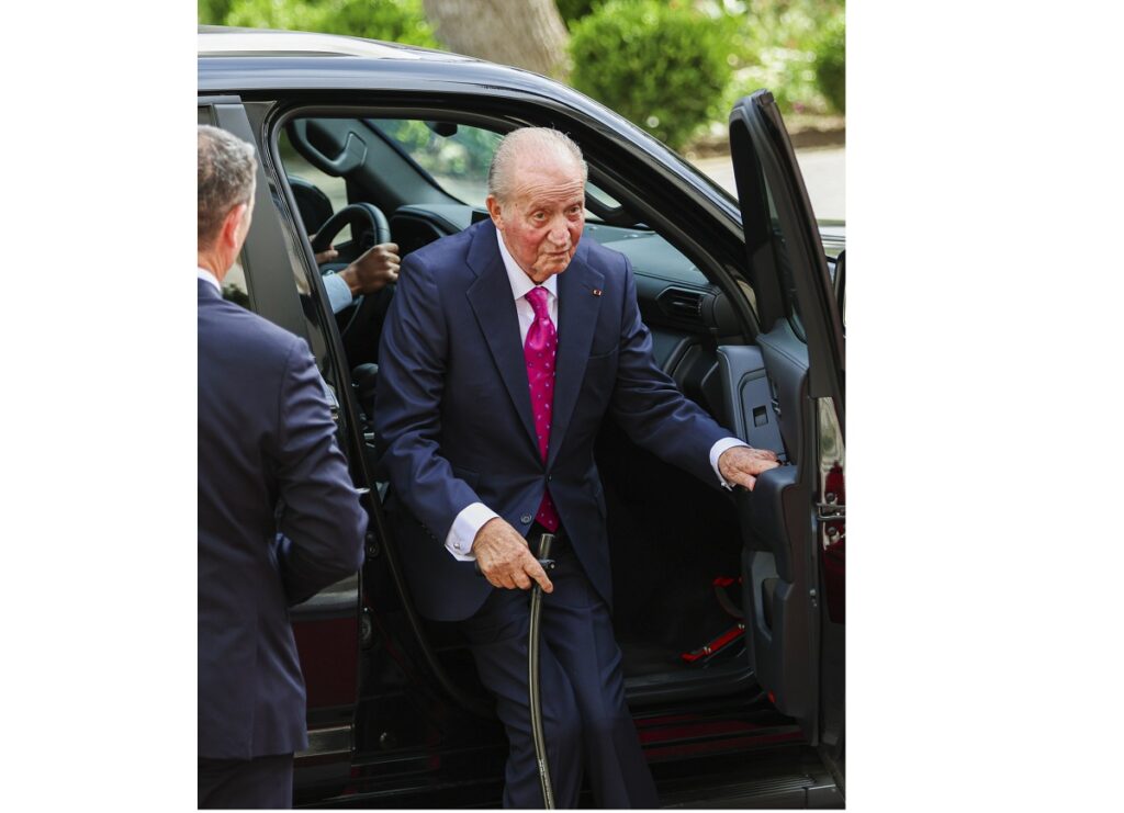 El rey Juan Carlos reapareció más delgado en la boda de Jordania
