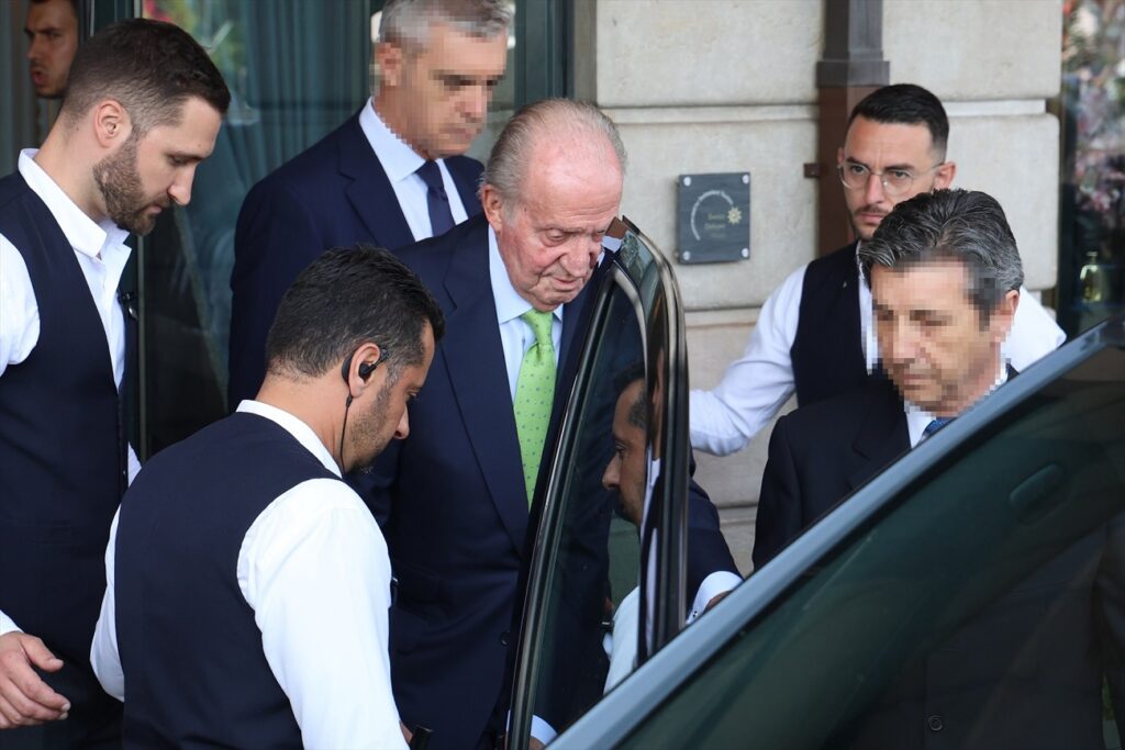El rey Juan Carlos sale del hotel para dirigirse a la graduación de Irene Urdangarin en Suiza