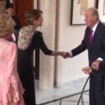 El rey Juan Carlos y la reina Sofía acuden juntos pero ni se hablan en la boda del hijo de los reyes de Jordania
