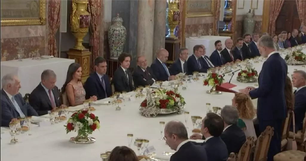 El rey de Jordania, la reina Letizia, Pedro Sánchez y el príncipe Hashem, escuchan el discurso del rey Felipe VI