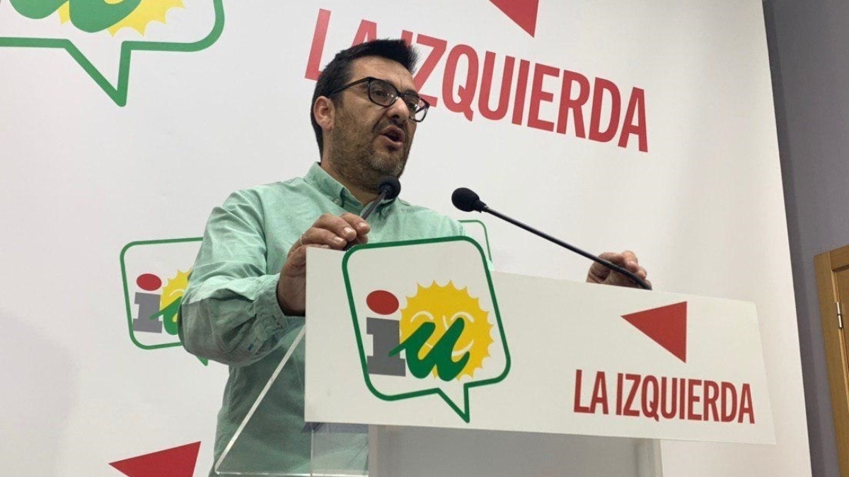 El diputado de Adelante Andalucía y miembro de la Comisión de Hacienda del Parlamento andaluz, Guzmán Ahumada, en rueda de prensa