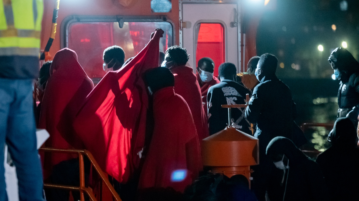 Decenas de migrantes rescatados por Salvamento Marítimo llegan al Muelle de Arguineguín, a 14 de febrero de 2023