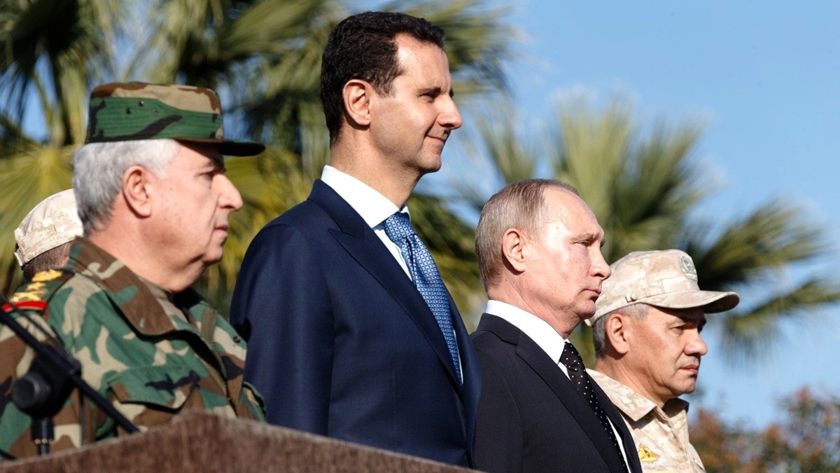 Vladimir Putin junto al ministro de Defensa ruso, Sergei Shoigu, en una visita a Siria
