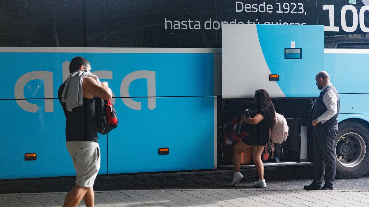 Viajeros depositando sus maletas en el maletero de un autobús Alsa