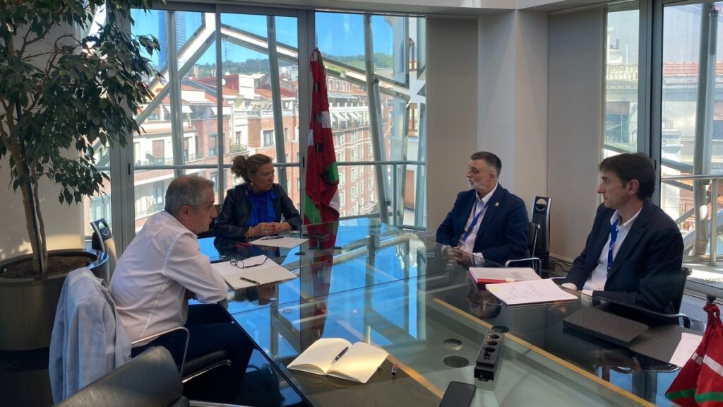 José Ignacio Olea, candidato del PNV en una reunión con una delegación del Ayuntamiento de Urduliz