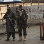 Miembros talibán haciendo guardia
