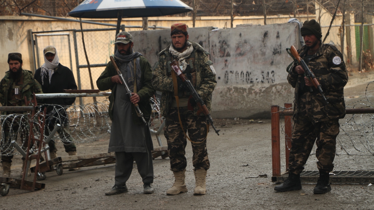 Miembros talibán haciendo guardia