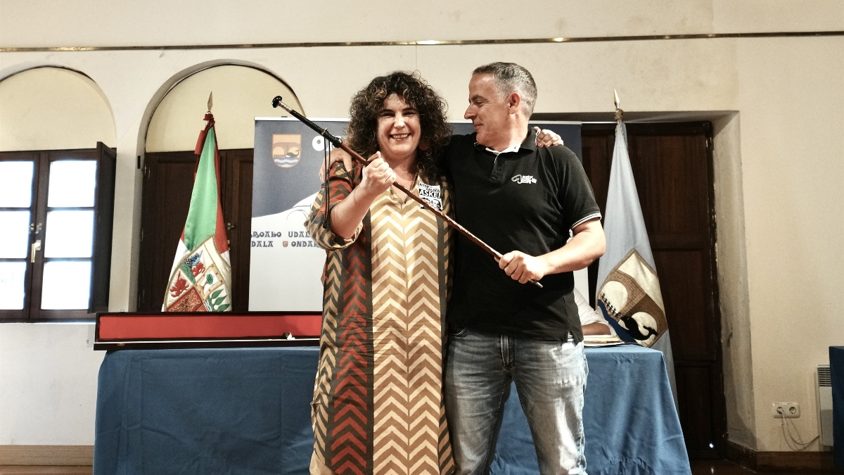 La nueva alcaldesa de Ondarroa Urtza Alkorta recoge la makilla de manos de su predecesor Zunbeltz Bedialauneta