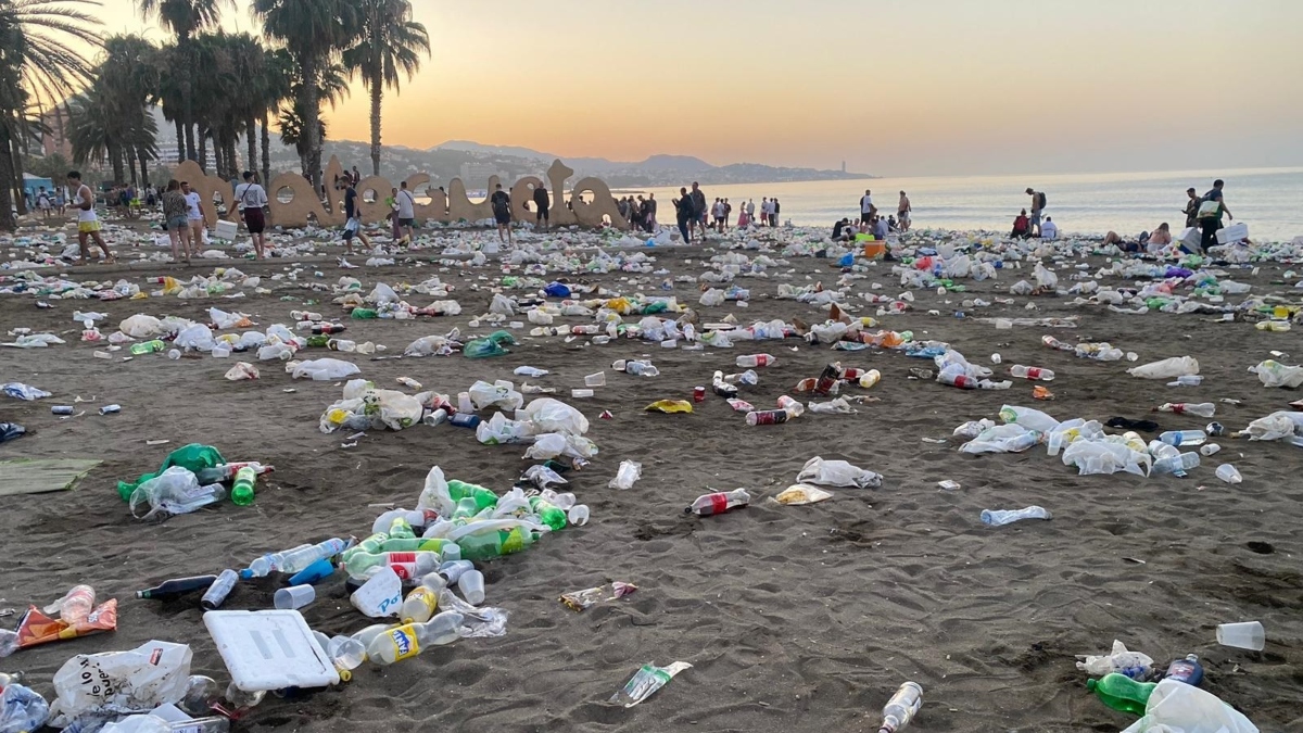 Playa de La Malagueta repleta de basura tras la noche de San Juan