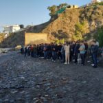 Refugiados en la playa de Adra (Almería) tras ser obligados a lanzarse al mar desde