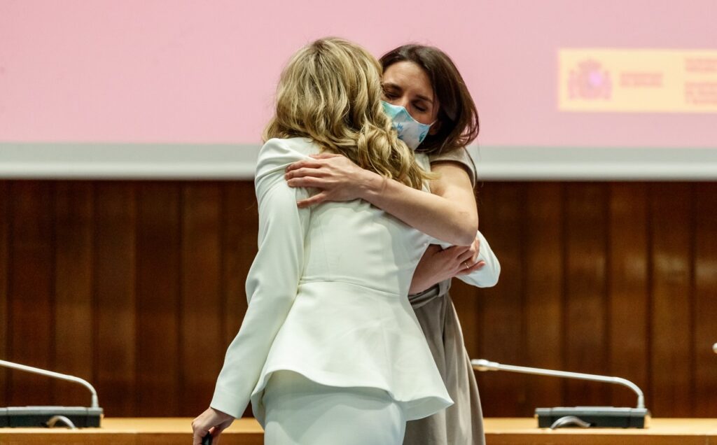 Irene Montero abraza a la ministra Yolanda Díaz durante la toma de posesión de la segunda como vicepresidenta tercera del gobierno de España