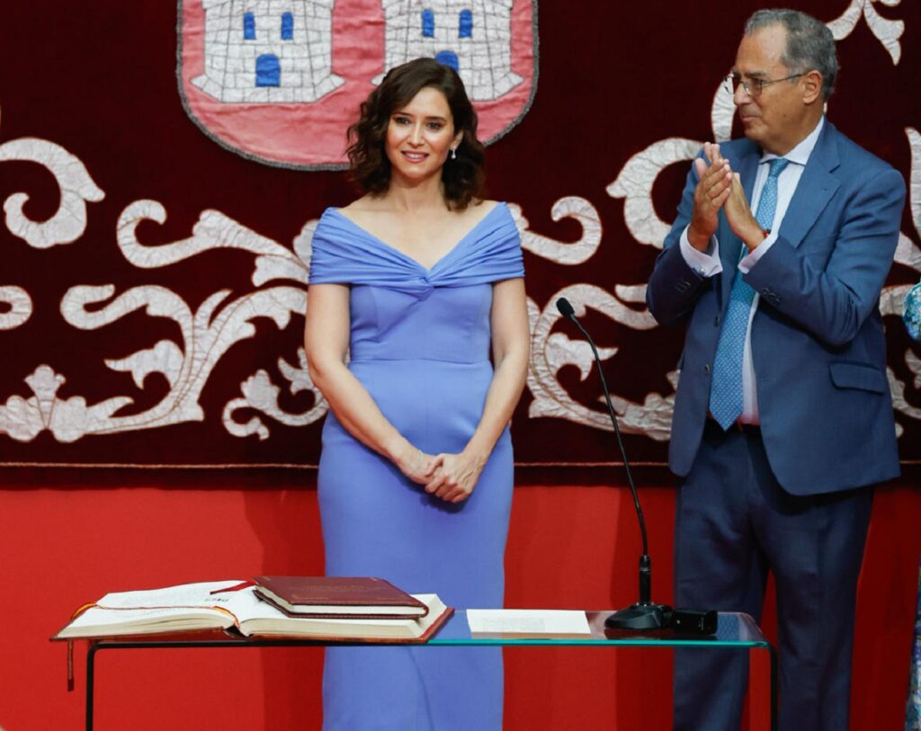 Isabel Díaz Ayuso, con un vestido azul de la firma Vicky Martín Berrocal, en la toma de posesión como presidenta de la Comunidad de Madrid