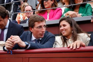 José Luis Martínez-Almeida y su pareja Teresa Urquijo Moreno en la plaza de toros de Las Ventas 