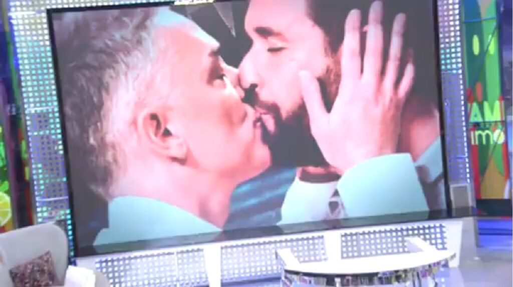 Kiko Hernández y Fran Antón se besan en la obra de teatro de Distinto, donde se conocieron
