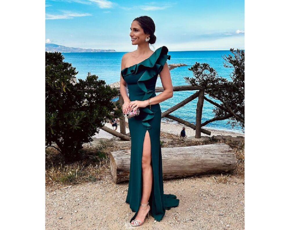 La periodista Lucía Villalón fue con un vestido verde de Pronovias a la boda del hijo de Matías Prats Jr. y Claudia