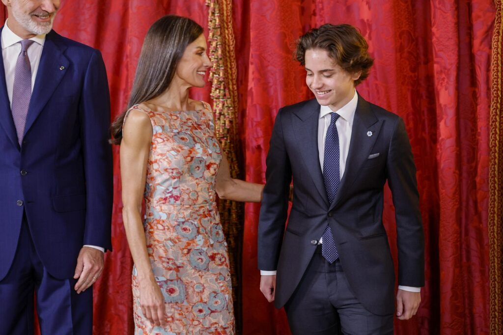 La reina Letizia se muestra sonriente y cariñosa con el príncipe Hashem
