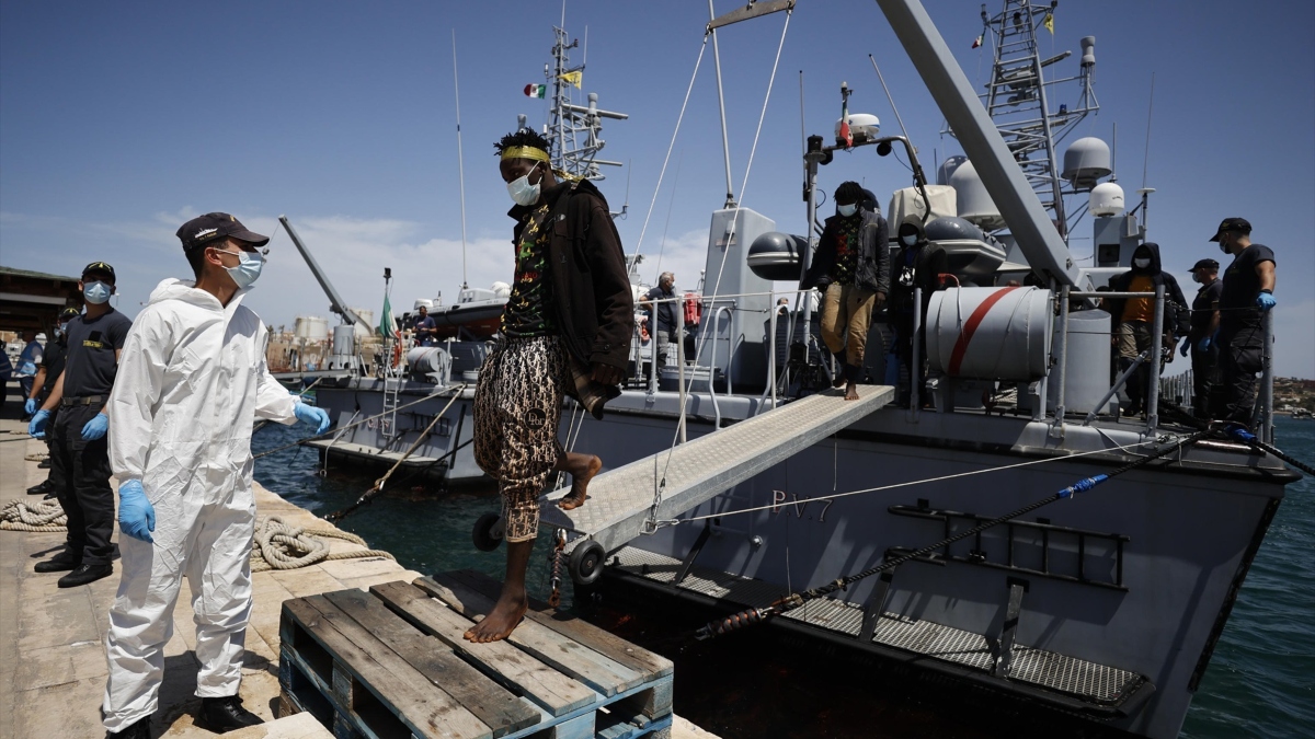 Migrantes dentro del hotspot de Lampedusa, gestionado por la Cruz Roja Italiana