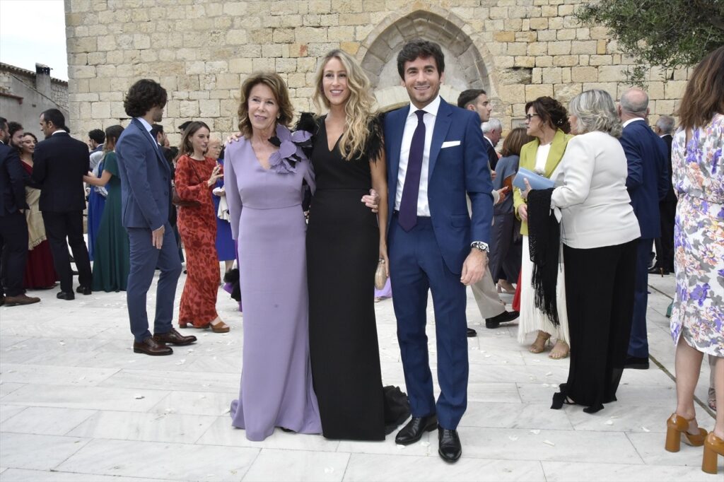 Maite Chacón, exmujer de Matías Prats, su hija Marta y su marido, en la boda de Matías Prats Jr.
