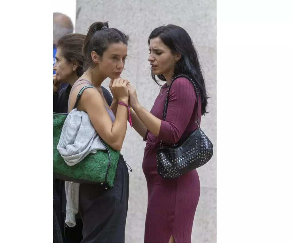 María Pedraza y su hermana Celia Pedraza se consuelan en el tanatorio tras la muerte de su padre