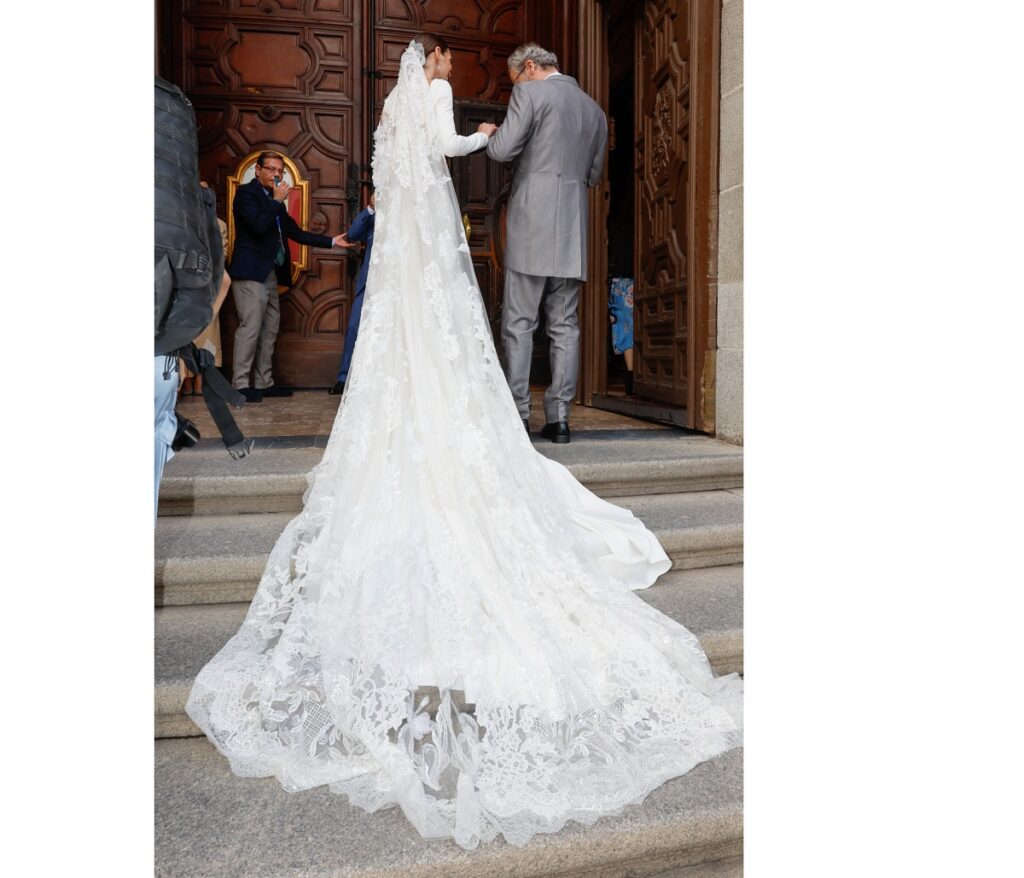 Marta López Álamo con un espectacular vestido de novia y velo